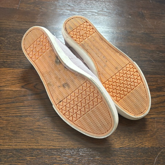 👟LIKE NEW Lavender Canvas Sneakers - Picture 4 of 5